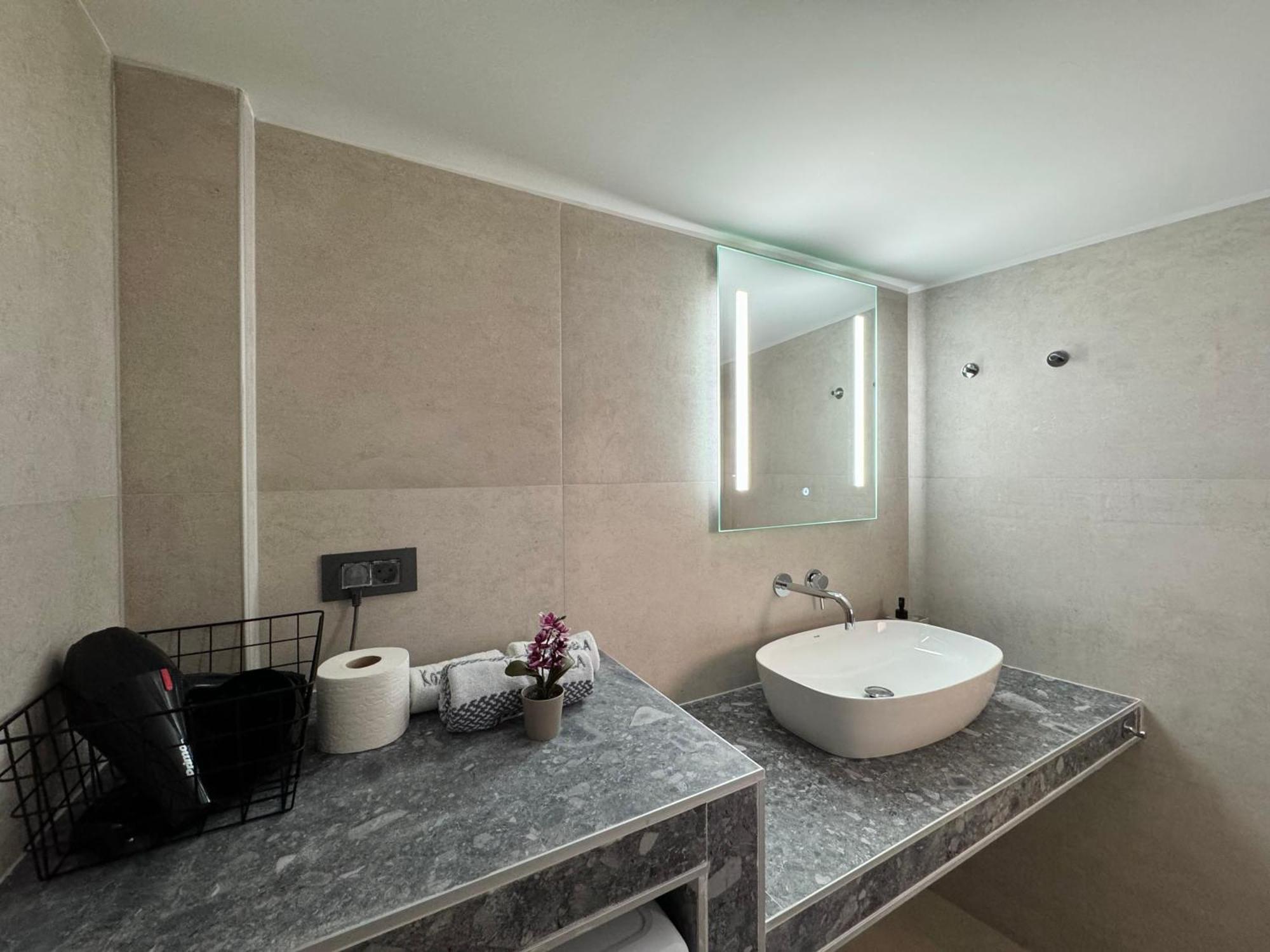 אתונה Spacious Apartment Near Monastiraki By Kozy Koala מראה חיצוני תמונה