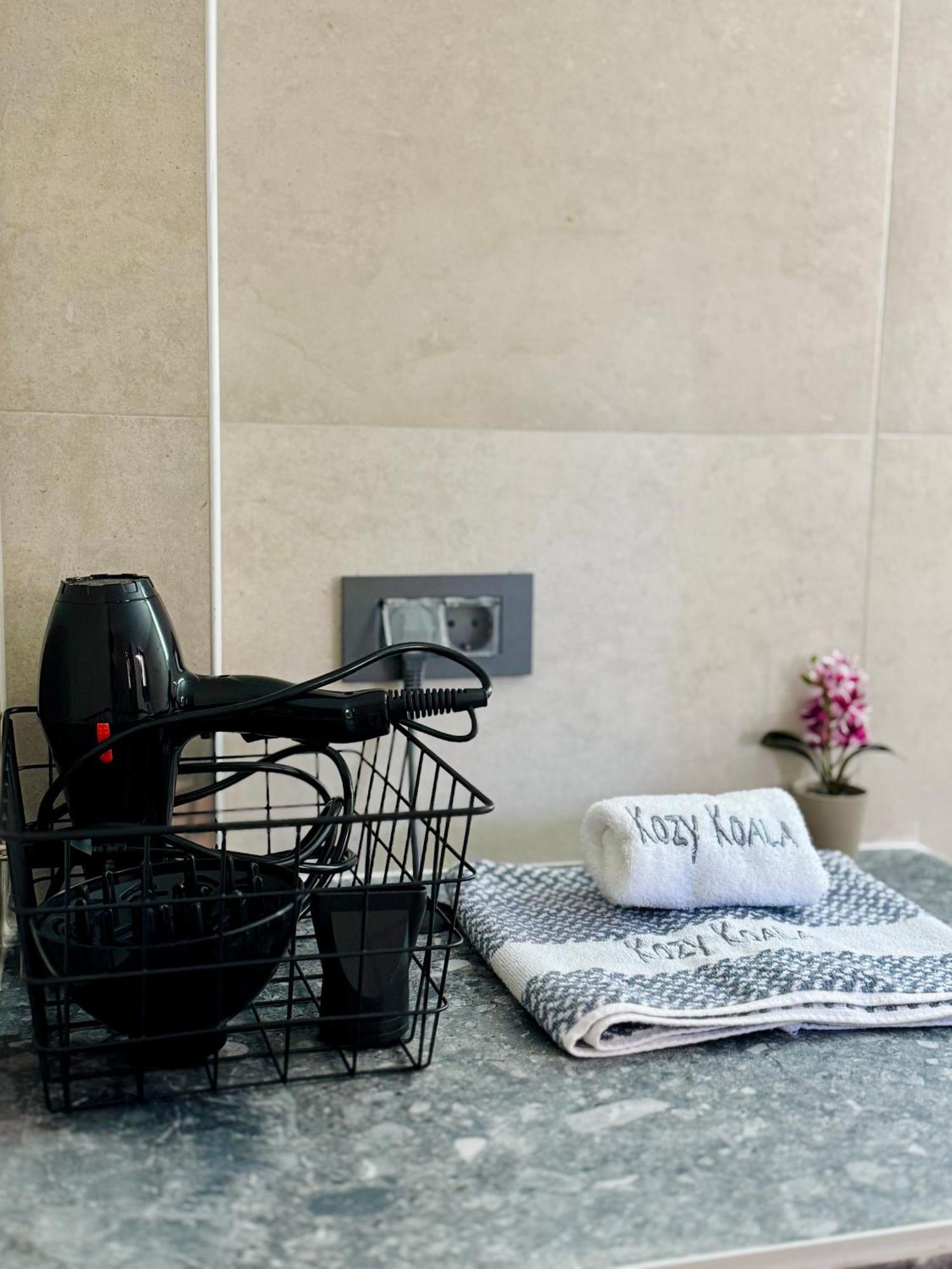 אתונה Spacious Apartment Near Monastiraki By Kozy Koala מראה חיצוני תמונה